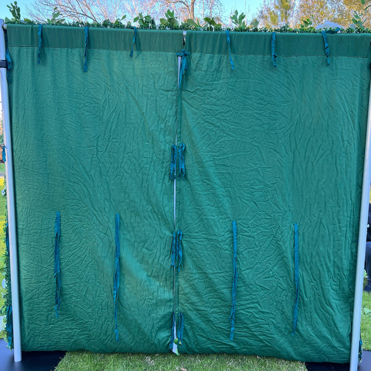 Flower Wall Backdrop [Verdant White Rose Greenery Roll-Up Fabric Panel] for Ceremony & Photo Booth